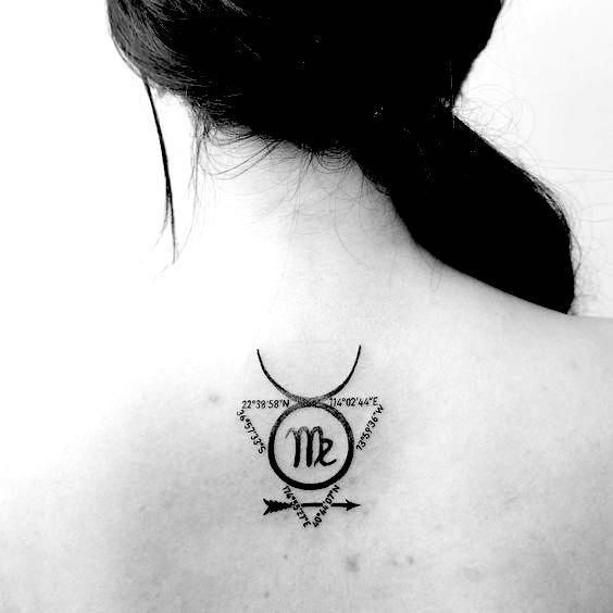 Tatouage Signe Vierge Et Taureau Avec Coordonnées Géographiques Sur Le Dos