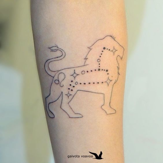 Tatouage Silhouette Et Constellation Du Lion Sur L'avant Bras