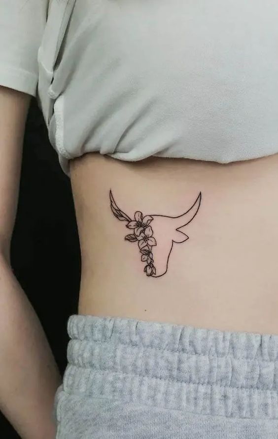 Tatouage Taureau Minimaliste Et Fleurs Sur Les Côtes