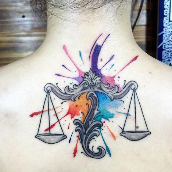Tatouage Balance Avec Aquarelle Multicolore Sur Le Dos