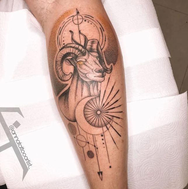 Tatouage Bélier Avec Figures Géométriques Sur Le Mollet