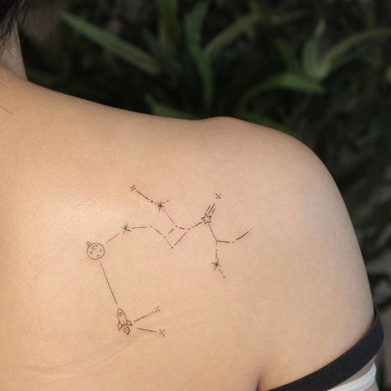 Tatouage Constellation Avec Lune Et Fusée Sur L'omoplate