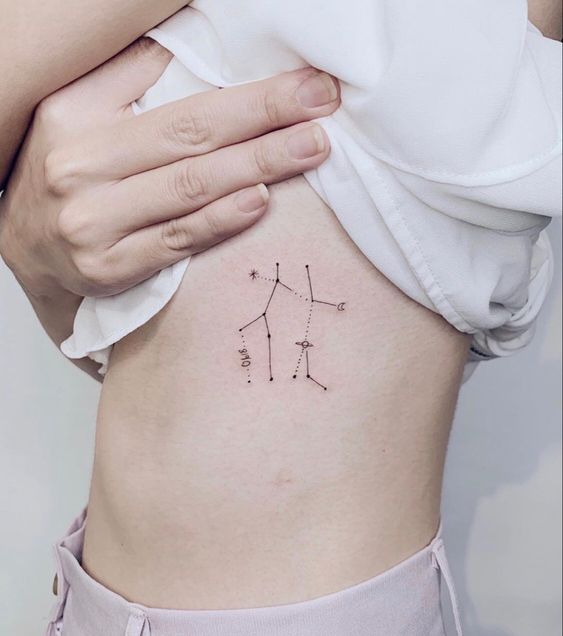 Tatouage Constellation Des Gémeaux Sur Les Côtes