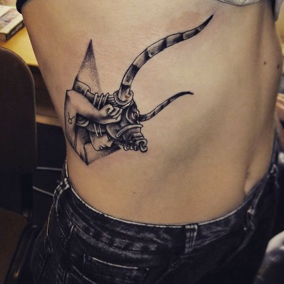 Tatouage Femme Taureau Sur Les Côtes