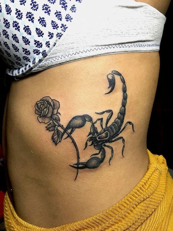 Tatouage Scorpion Et Rose En Noir Et Gris Sur Les Côtes