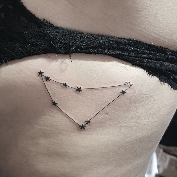 Tatouage Signe Capricorne Discrète Et Constellation Sur Les Côtes