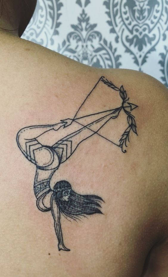 Tatouage Femme Archer Acrobate Sur L'omoplate