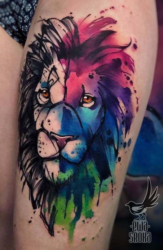 Tatouage Lion Graphique Avec Peinture Aquarelle Sur La Cuisse
