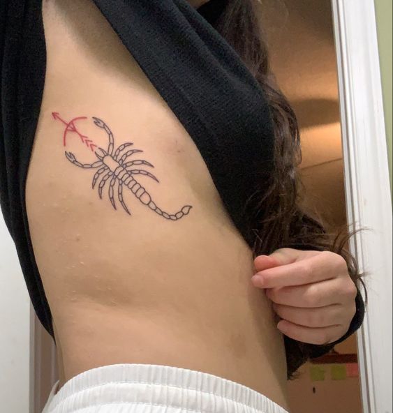 Tatouage Scorpion Et Flèche Rouge Sur Les Côtes