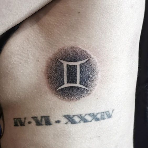 Tatouage Signe Gémeaux Et Date Sur Les Côtes