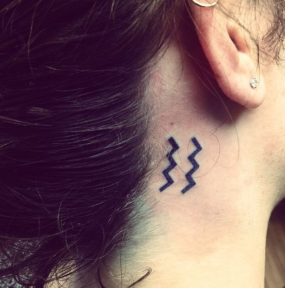 Tatouage Signe Verseau Derrière L'oreille