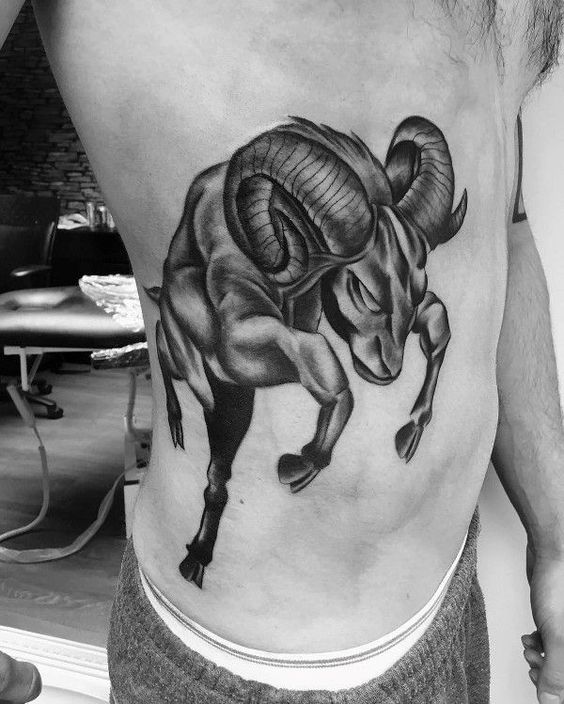 Tatouage Bélier En Charge Sur Les Côtes