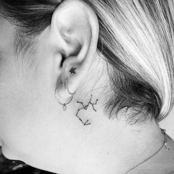 Tatouage Constellation Du Sagittaire Derrière L'oreille