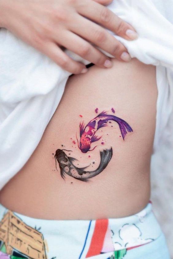 Tatouage Poissons Noir Et Violet Sur Les Côtes