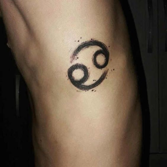 Tatouage Signe Cancer à L'encre Noire Sur Les Côtes