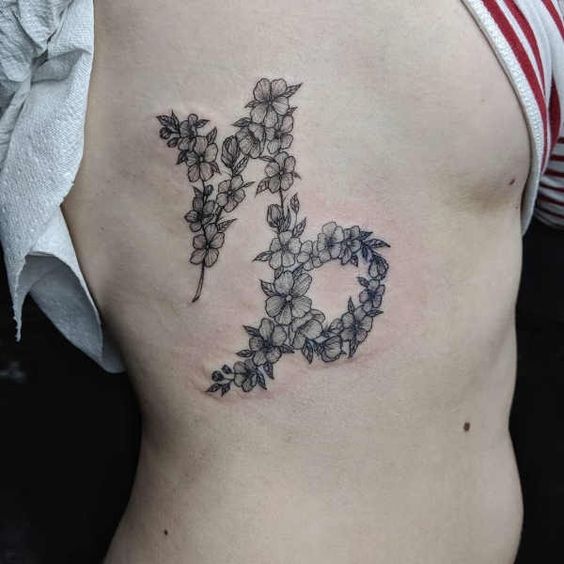 Tatouage Signe Capricorne En Fleurs Sur Les Côtes