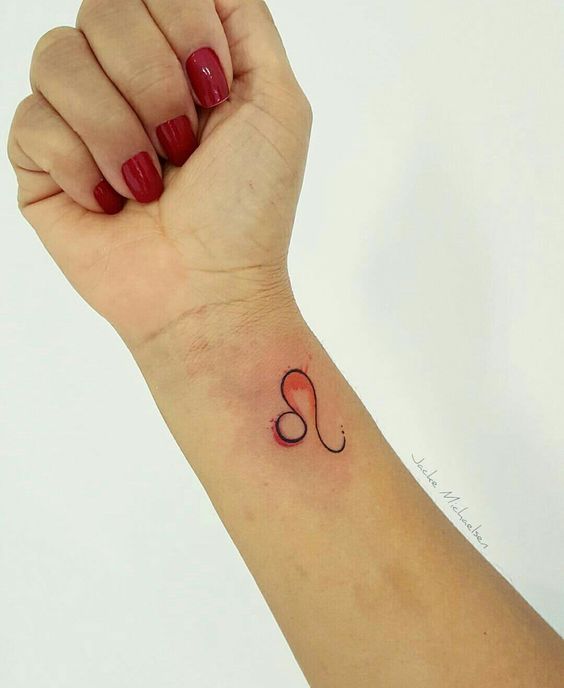 Tatouage Signe Lion Avec Couleur Orange Sur Le Poignet