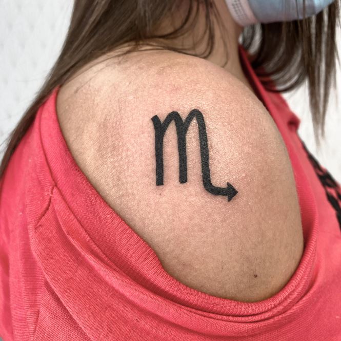 Tatouage Signe Scorpion à L'encre Noire Sur L'épaule