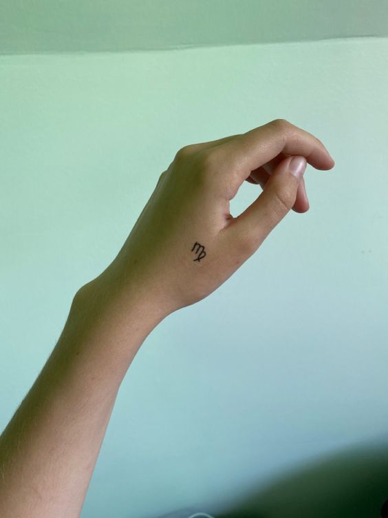 Tatouage Signe Vierge Discret Sur La Main