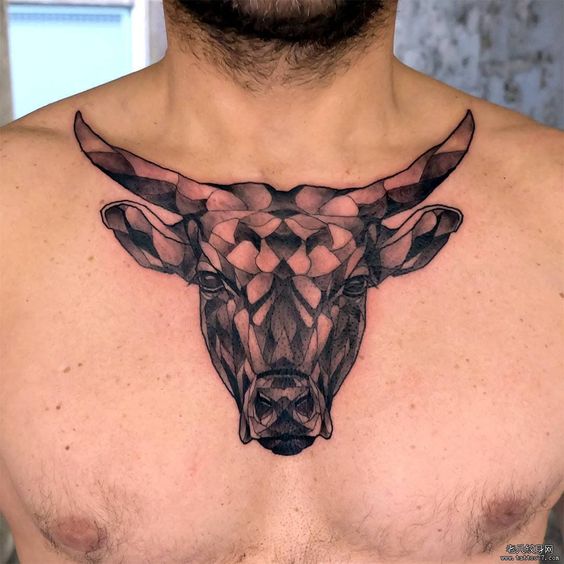 Tatouage Taureau En Noir Et Gris Sur Le Torse