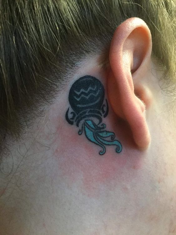 Tatouage Vase Renversé Derrière L'oreille