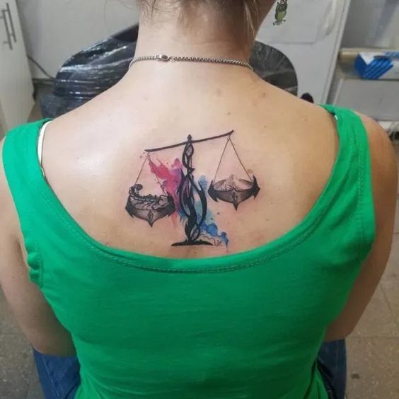 Tatouage Balance Avec Scorpion Et Sable Sur Le Dos