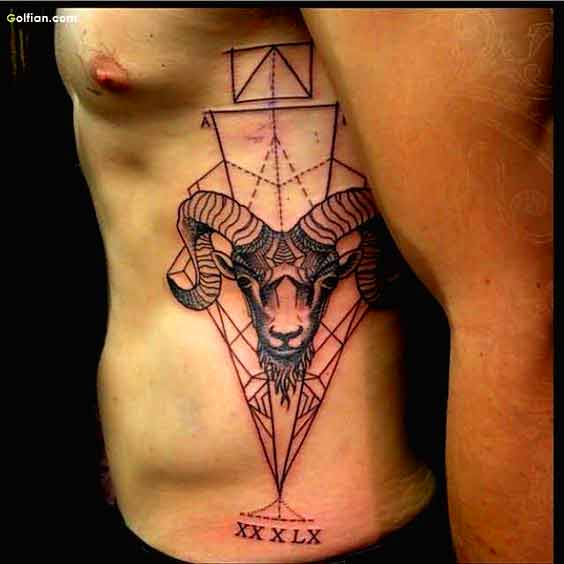 Tatouage Bélier Avec Figures Géométriques Et Date Sur Les Côtes