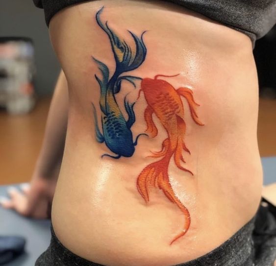 Tatouage Poissons Bleu Et Orange Sur Les Côtes