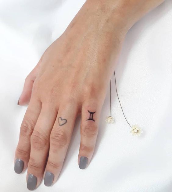 Tatouage Signe Gémeaux Et Coeur Sur Les Doigts