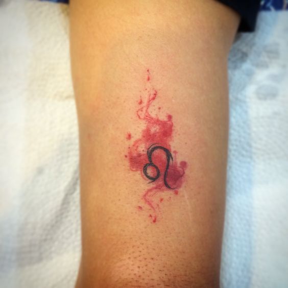 Tatouage Signe Lion Avec Aquarelle Rouge Sur Le Bras