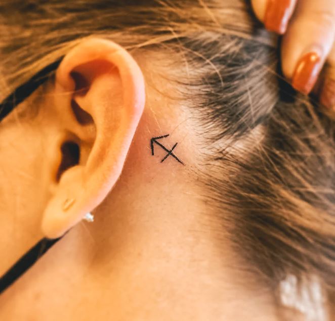 Tatouage Signe Sagittaire Discrète Derrière L'oreille