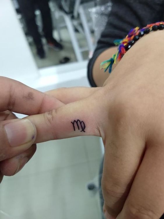 Tatouage Signe Vierge Discret Sur Le Doigt
