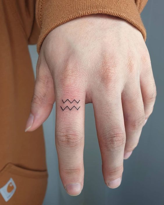 Tatouage Signes Verseau Minimaliste Sur Les Doigts