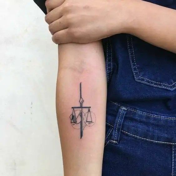 Tatouage Balance Géométrique Sur L'avant Bras