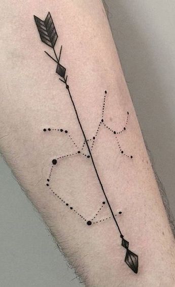 Tatouage Flèche Et Constellation Sur L'avant Bras