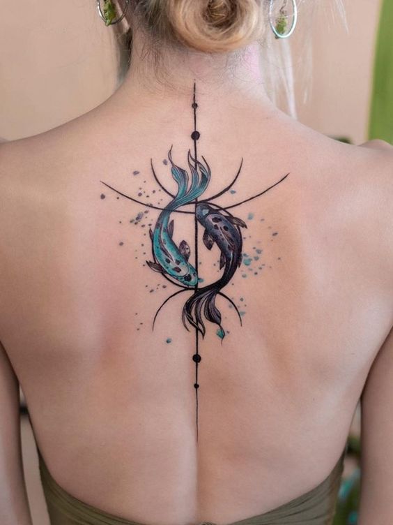 Tatouage Poissons Bleu Et Noir Sur Le Dos