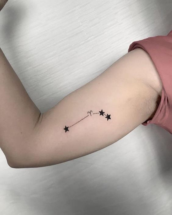 Tatouage Signe Bélier Avec étoiles à Cinq Branches Sur Le Bras