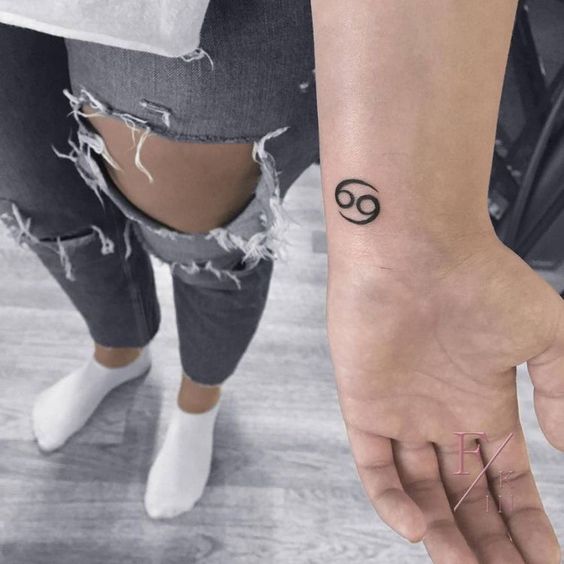Tatouage Signe Cancer à L'encre Noire Sur Le Poignet