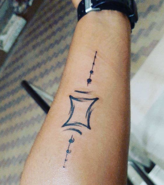 Tatouage Signe Gémeaux Et Points à L'encre Noire Sur L'avant Bras