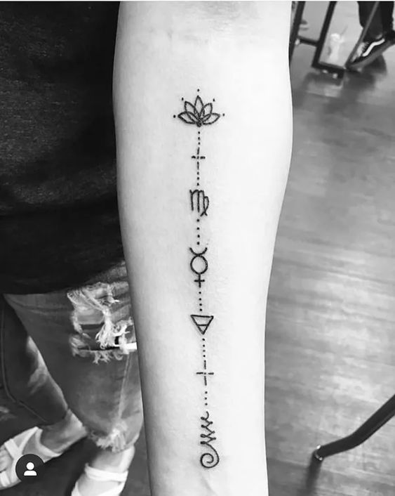 Tatouage Signe Vierge Avec Dots Et Symboles Sur L'avant Bras
