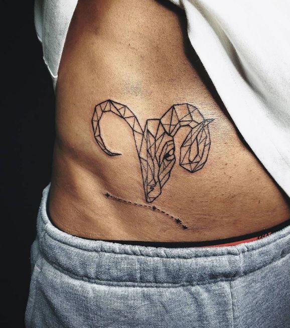 Tatouage Bélier Géométrique Sur Les Côtes