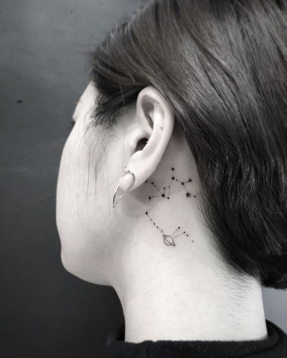 Tatouage Constellation Avec Planète Derrière L'oreille