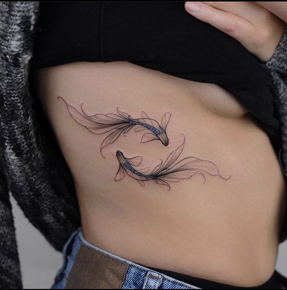 Tatouage Poissons Bleus Et Gris Sur Les Côtes