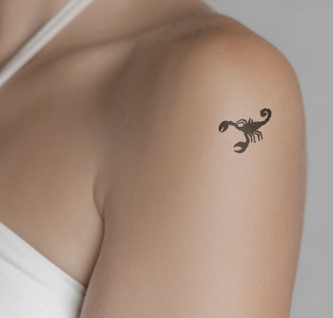 Tatouage Scorpion Noir Sur L'épaule