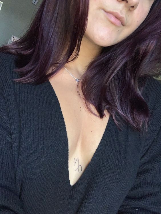 Tatouage Signe Capricorne En Ligne Fine Sur Le Sternum