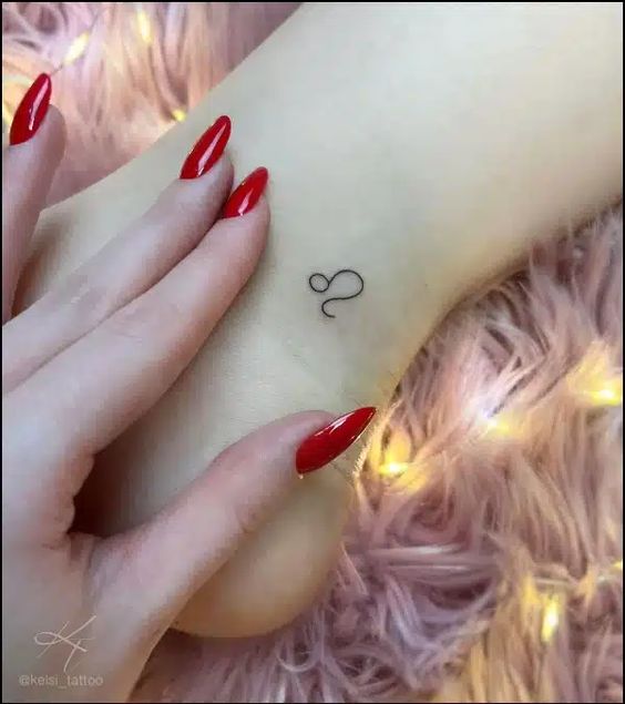 Tatouage Signe Lion Discret Sur La Cheville