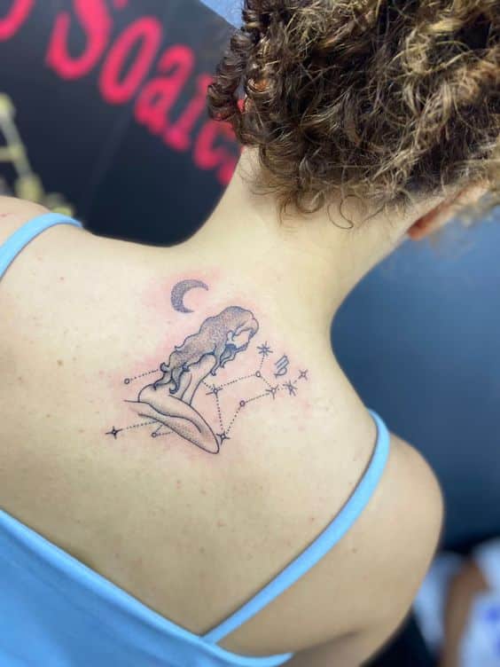 Tatouage Constellation De La Vierge Avec Lune Et Femme Sur Le Dos