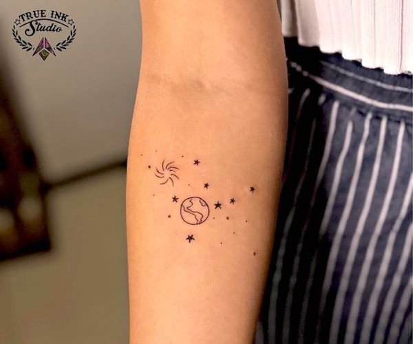Tatouage Constellation De La Vierge Avec Planète Terre Sur L'avant Bras