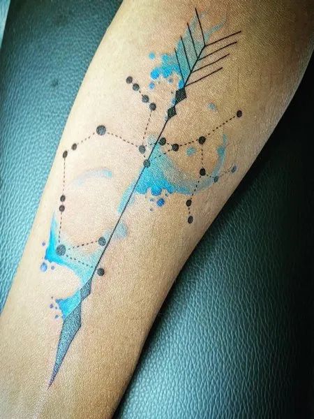 Tatouage Flèche, Constellation Et Aquarelle Bleue Sur L'avant Bras