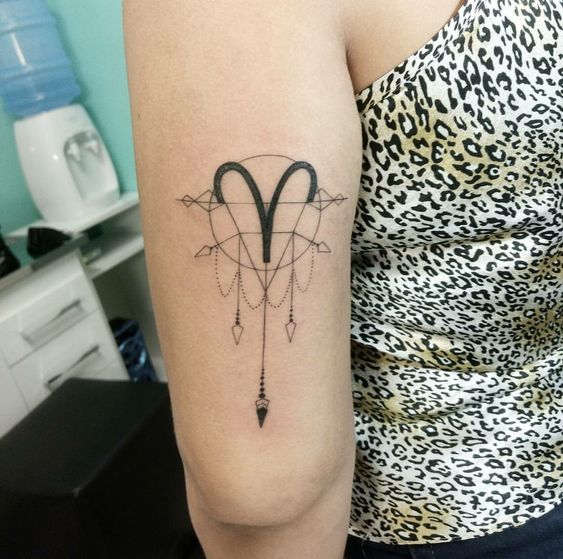 Tatouage Signe Bélier Avec Ornement Géométrique Sur Le Bras